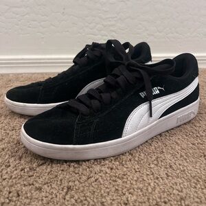 Mens Suede Puma Sneakers size 8.5